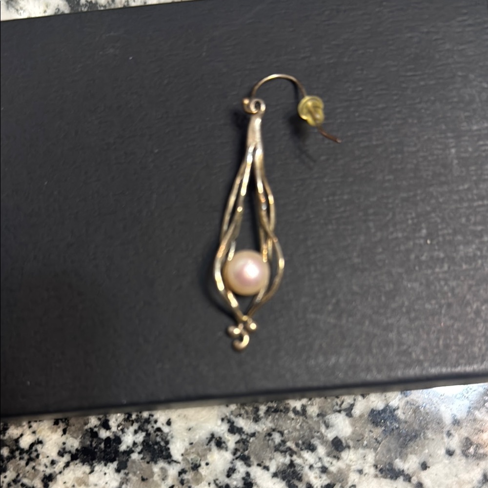 Elegant Gold and Pink Pearl Earring